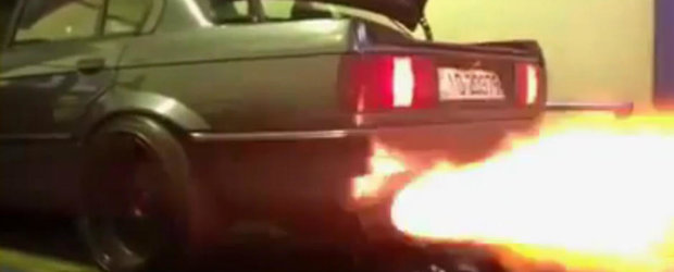 Un BMW E30 de 700 CP urca pe dyno. Si ofera un spectacol absolut incendiar!