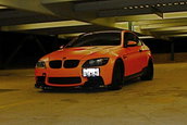 Un BMW M3 E92 portocaliu mat, gata de Halloween