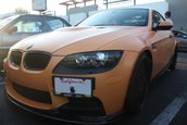 Un BMW M3 E92 portocaliu mat, gata de Halloween