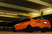 Un BMW M3 E92 portocaliu mat, gata de Halloween