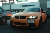 Un BMW M3 E92 portocaliu mat, gata de Halloween