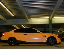 Un BMW M3 E92 portocaliu mat, gata de Halloween