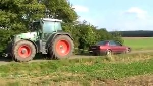 Un BMW se trage de sireturi cu un tractor