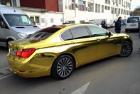 Un BMW Seria 7 auriu, inscris in Romania, a ajuns la RAR: poate fi omologat?