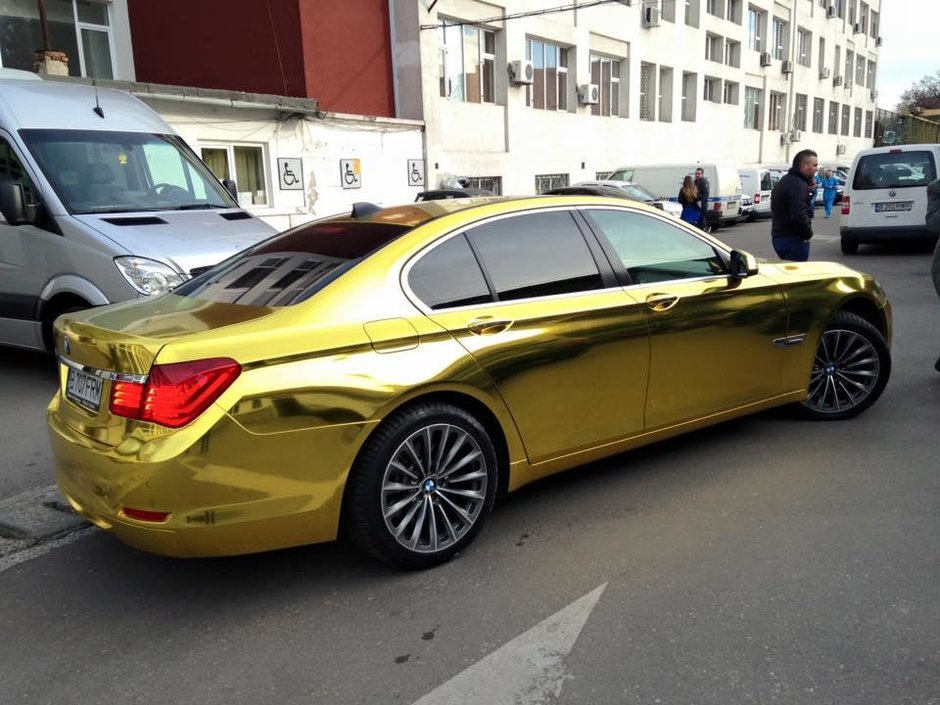 Un BMW Seria 7 auriu, inscris in Romania, a ajuns la RAR: poate fi omologat?
