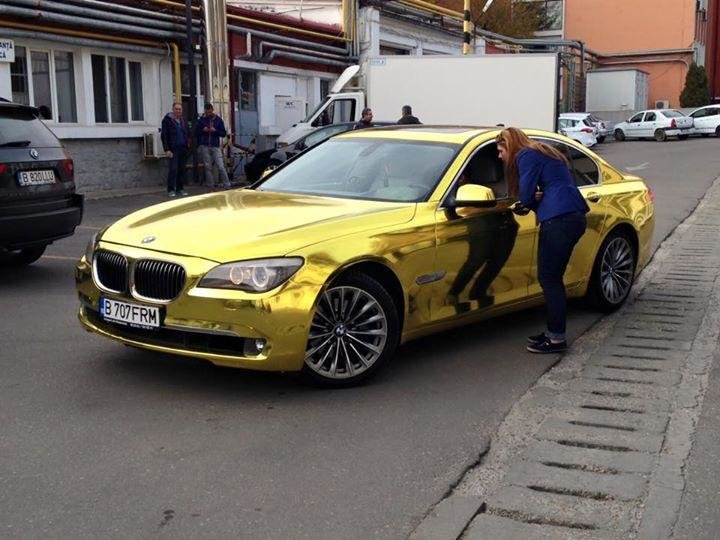 Un BMW Seria 7 auriu, inscris in Romania, a ajuns la RAR: poate fi omologat?