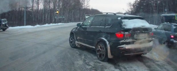 Un BMW X5 provoaca un accident. In Rusia, evident.