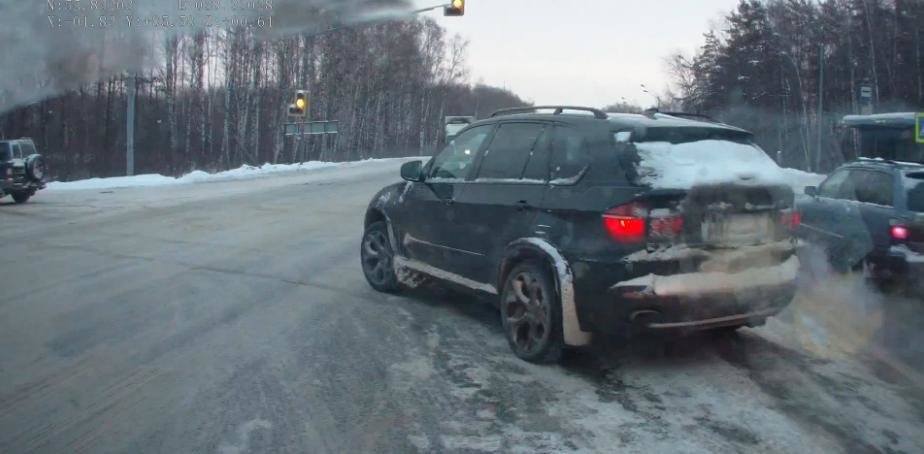 Un BMW X5 provoaca un accident. In Rusia, evident.