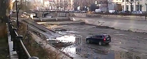 Un bucurestean se plimba cu masina in albia raului Dambovita, in centrul capitalei
