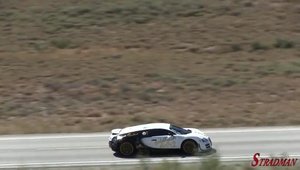 Un Bugatti Veyron alearga cu 400 km/h pe o sosea publica