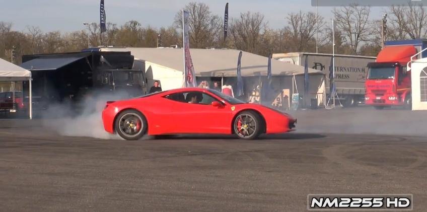 Un burnout de control cu Ferrari 458 Italia Un burnout de control cu Ferrari 458 Italia