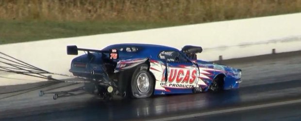 Un Camaro Funny Car de drag termina cursa destul de sifonat