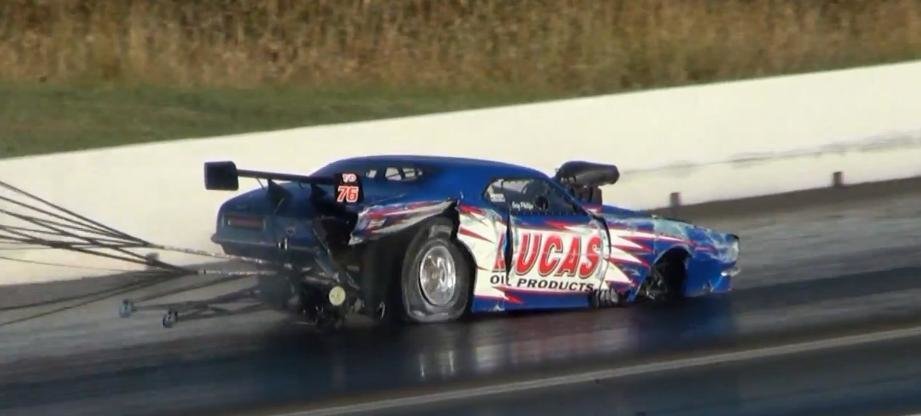 Un Camaro Funny Car de drag termina cursa destul de sifonat