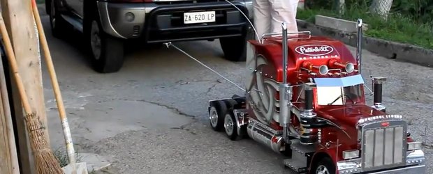 Un camion de jucarie trage o masina de peste 2 tone