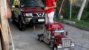 Un camion de jucarie trage o masina de peste 2 tone