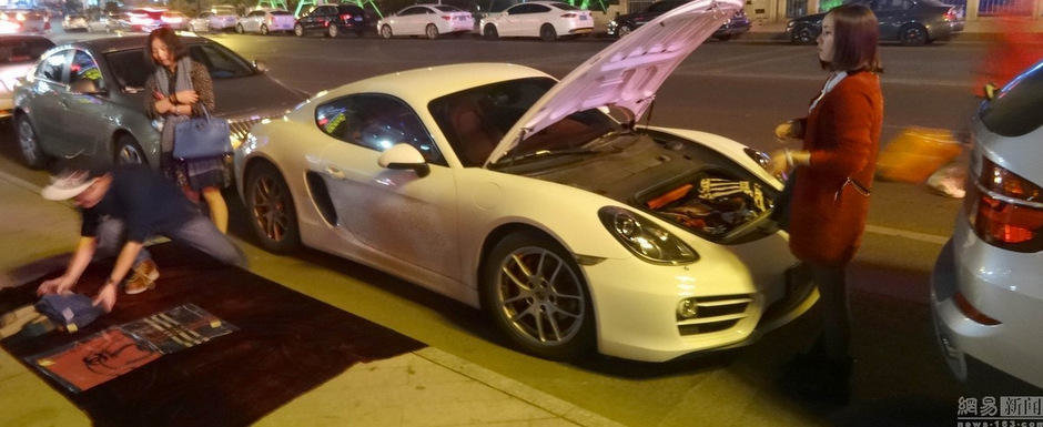 Un chinez cu Porsche vinde esarfe pentru a face rost de bani de benzina Un chinez cu Porsche vinde esarfe pentru a face rost de bani de benzina