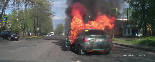 Un Citroen Xsara se aprinde aparent din senin pe strazile din Rusia