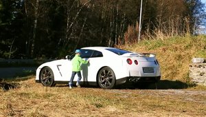 Un copil de cinci ani conduce un Nissan GT-R