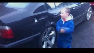Un copil loveste un BMW cu ciocanul. Ce ai face tu?