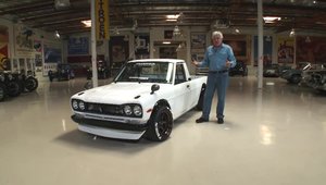 Un Datsun din 1974 modificat serios viziteaza garajul lui Jay Leno