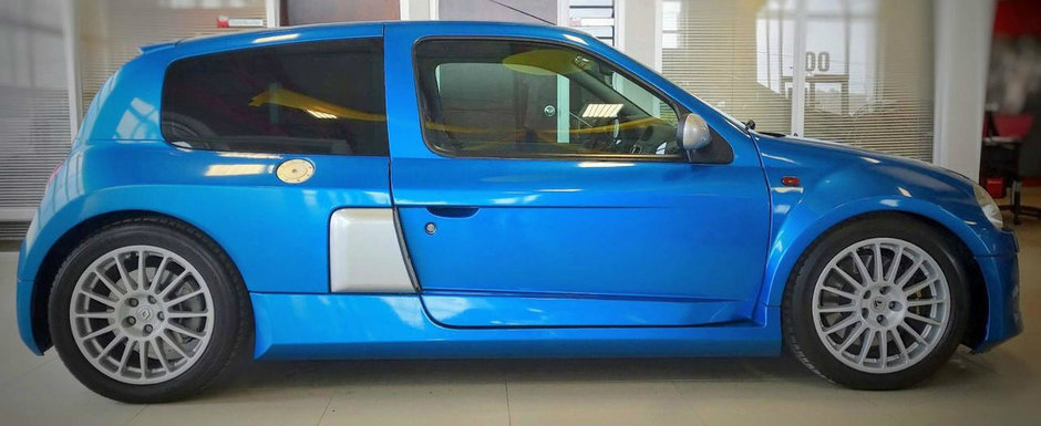 Un dealer din Canada are la vanzare un Renault Clio V6. Masina franceza se bate pe clienti cu un Dodge de 6,4 litri
