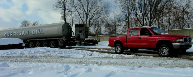 Un Dodge incearca sa scoata din zapada o cisterna blocata. Reuseste oare?