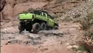 Un Dodge numit T-Rex ne arata ca tractiune 6x6 nu e doar pentru Mercedes