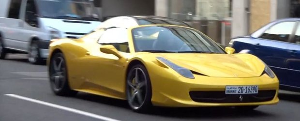 Un Ferrari 458 Italia Spider este atacat cu oua in Londra