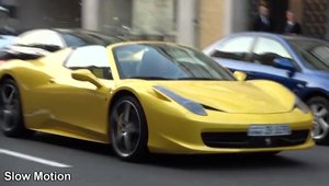 Un Ferrari 458 Italia Spider este atacat cu oua in Londra