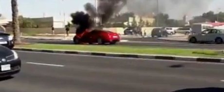 Un Ferrari 599 GTB arde la foc mic in Dubai