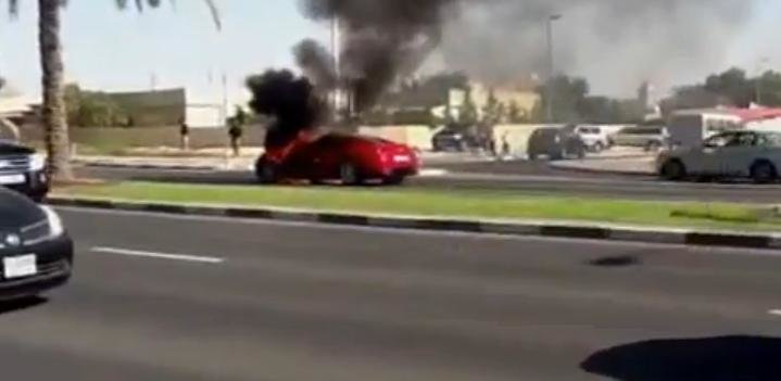 Un Ferrari 599 GTB arde la foc mic in Dubai