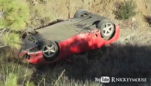 Un Ferrari aterizeaza pe acoperis dupa ce se rostogoleste intr-o rapa