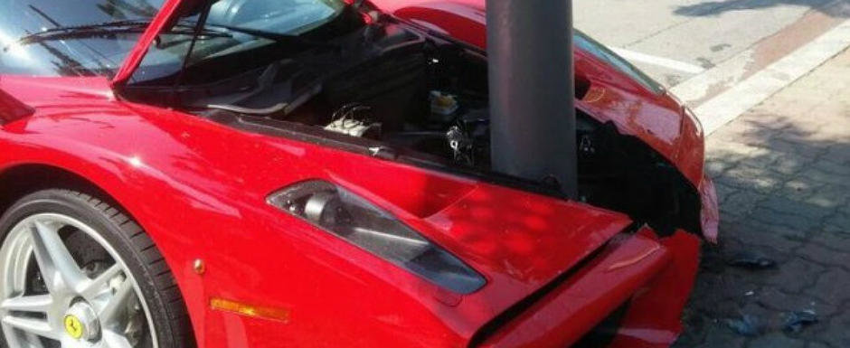 Un Ferrari Enzo isi pierde nasul intr-un stalp din Coreea de Sud Un Ferrari Enzo isi pierde nasul intr-un stalp din Coreea de Sud