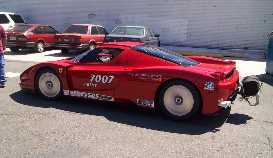 Un Ferrari Enzo tinteste la bariera celor 500 km/h! Un Ferrari Enzo tinteste la bariera celor 500 km/h!