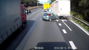 Un Focus este facut sandvis pe o autostrada din Belgia. IMAGINI SOCANTE