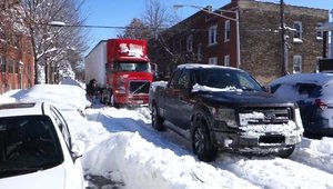 Un Ford F-150 scoate un TIR din zapada