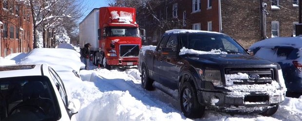 Un Ford F-150 scoate un TIR din zapada