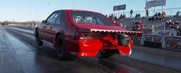 Un Ford Mustang de drag-race intra direct in parapetul despartitor, se face praf