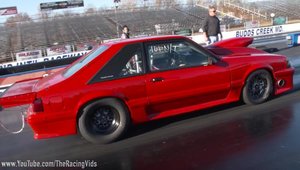 Un Ford Mustang de drag-race intra direct in parapetul despartitor, se face praf