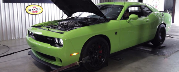 Un Hellcat de 852 CP urca pe dyno, deschide o usa in urma sa