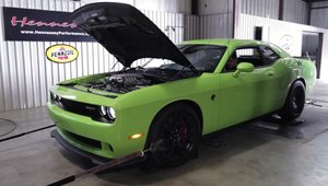 Un Hellcat de 852 CP urca pe dyno, deschide o usa in urma sa