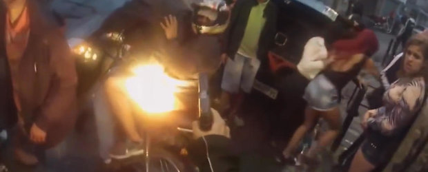 Un infractor urmarit de un politist pe motocicleta are ghinion pe strazile inguste din Brazilia