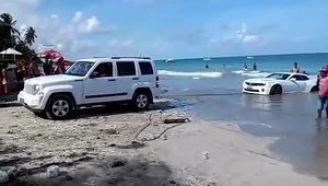 Un Jeep cauta sa salveze de la inec un Camaro. Fara succes, insa