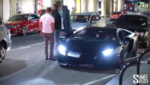 Un Lamborghini Aventador este luat la tinta de un mar in Londra