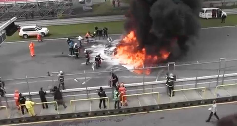 Un Lamborghini Gallardo izbucneste in flacari pe circuit. Pilotul supravietuieste.