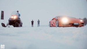 Un Lamborghini Huracan se intrece cu un snowmobil si cu niste... caini Husky