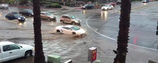 Un Lamborghini se crede crucisator si traverseaza o intersectie inundata