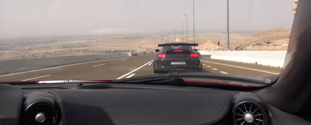 Un McLaren P1 modificat se joaca cu un Porsche GT3 RS pe soselele pline de curbe din Dubai