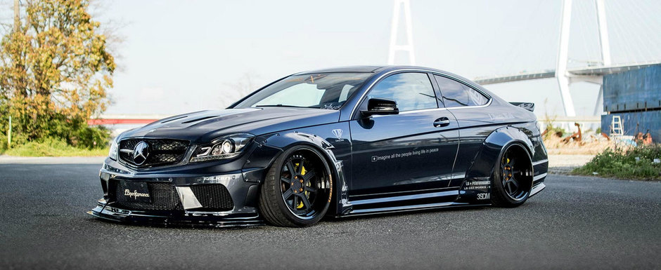 Un Mercedes C63 AMG tunat de Liberty Walk nu poate fi trecut nicicum cu vederea