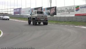 Un Mercedes G63 6x6 da buzna pe circuit, printre zeci de supercaruri